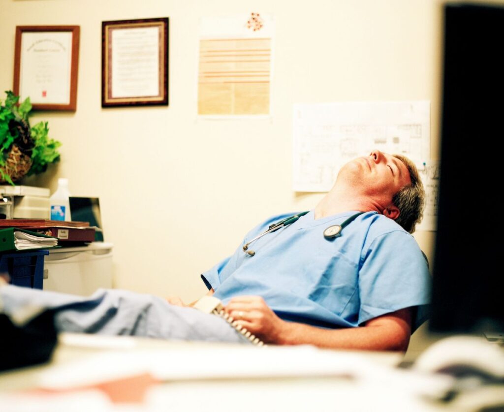 lekarze w szpitalach